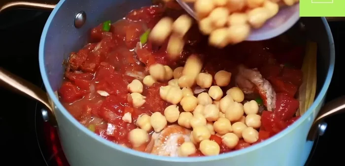 Agregar una taza de agua (o el agua de cocción de los garbanzos) y mezclar.