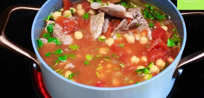 Agregar el cilantro picado. Cocinar tapado a fuego lento durante 20 minutos.