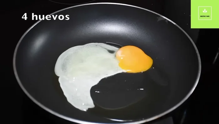 En una sartén grande, cocinar 4 huevos con una pizca de sal a fuego medio hasta que estén listos.