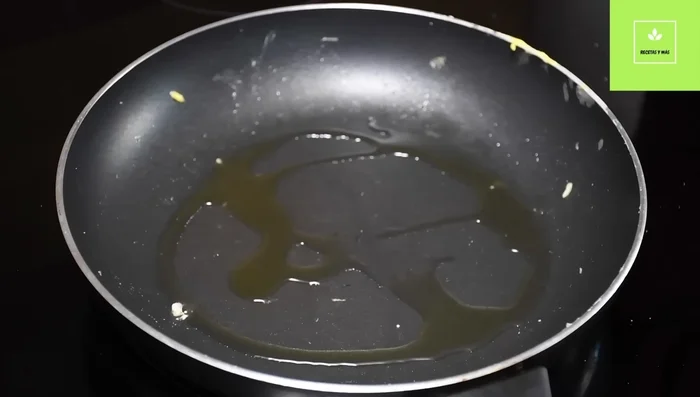 Agregar una cucharada de aceite a la misma sartén y cocinar el pollo a fuego medio hasta que esté bien cocido y blanco (aproximadamente 10-15 minutos).