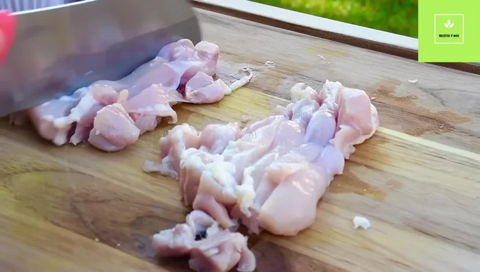 Cortar los muslos de pollo en estilo fajitas y luego en cuadritos pequeños.