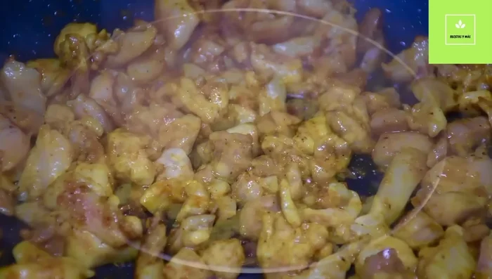 Agregar las verduras mixtas congeladas y cocinar durante 2-3 minutos hasta que estén suaves.