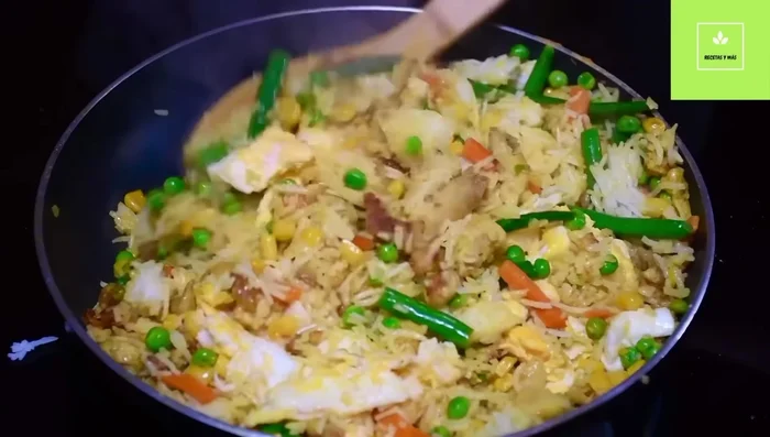 Apagar la estufa y seguir mezclando para que el arroz se tueste ligeramente sin quemarse.
