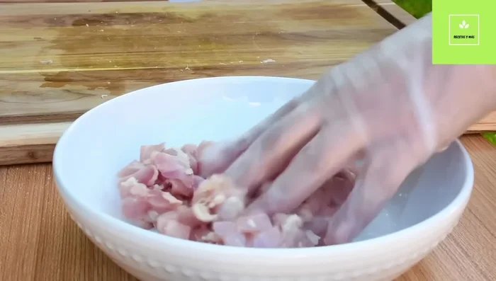 Marinar el pollo en una taza honda con sal, pimienta, ajo rallado, jengibre (opcional) y chile en polvo (opcional). Dejar reposar 10 minutos.