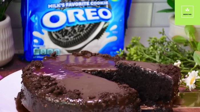 Separa la crema de las galletas Oreo. Tritura las galletas hasta convertirlas en polvo. Puedes usar una licuadora o un mazo.