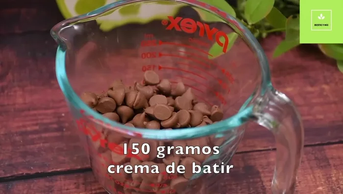 Mientras tanto, derrite el chocolate y la crema para batir a baño maría o en el microondas (con cuidado de no quemarlo).