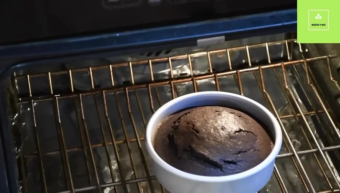 Una vez que el pastel esté listo, deja que se enfríe completamente.