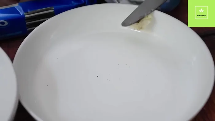 En un recipiente, mezcla las galletas trituradas, el polvo para hornear y la leche. Mezcla hasta obtener una consistencia líquida.