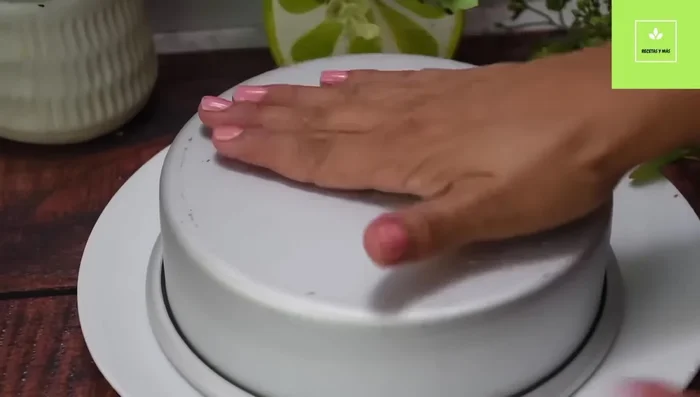 Desmolda el pastel con cuidado y voltéalo sobre un plato.