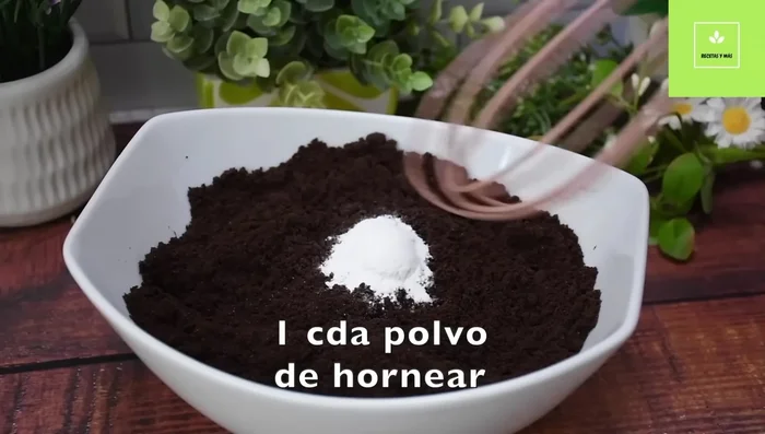 Agrega la crema de las galletas Oreo a la mezcla anterior y revuelve bien.