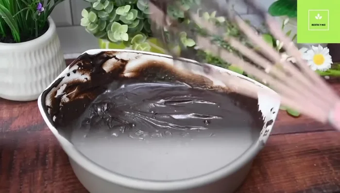 Engrasa un molde para hornear. Puedes usar papel para hornear o simplemente agregar más grasa (aceite o mantequilla).