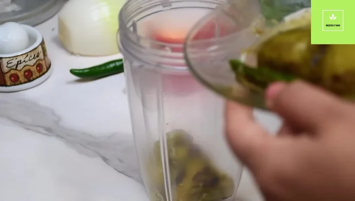Licuar los tomatillos, chiles serranos hasta obtener una mezcla líquida.