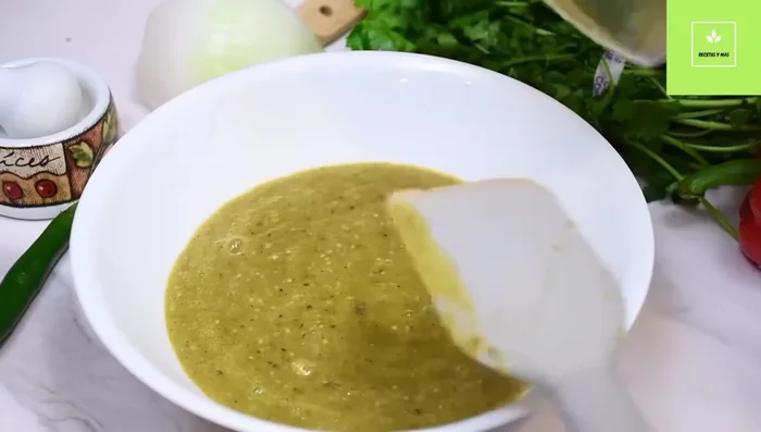 Agregar la cebolla morada, pepino, cilantro, jugo de limón, sal, aceite de oliva y ajo a la taza con la mezcla licuada.