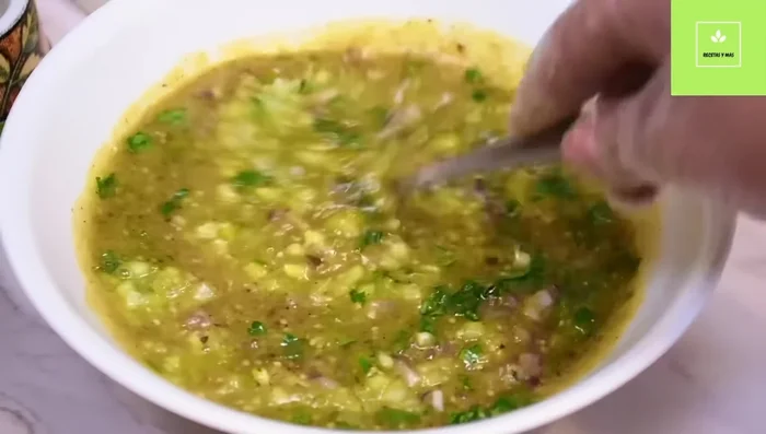 Mezclar muy bien todos los ingredientes.