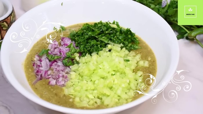 Asar los tomatillos y los chiles serranos en un comal a fuego alto hasta que estén bien asados y ligeramente negritos.