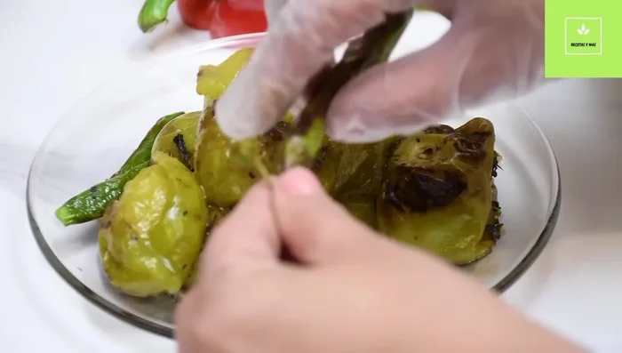 Quitar el tallo a los chiles serranos.