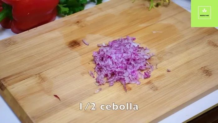 Picar finamente la cebolla morada.