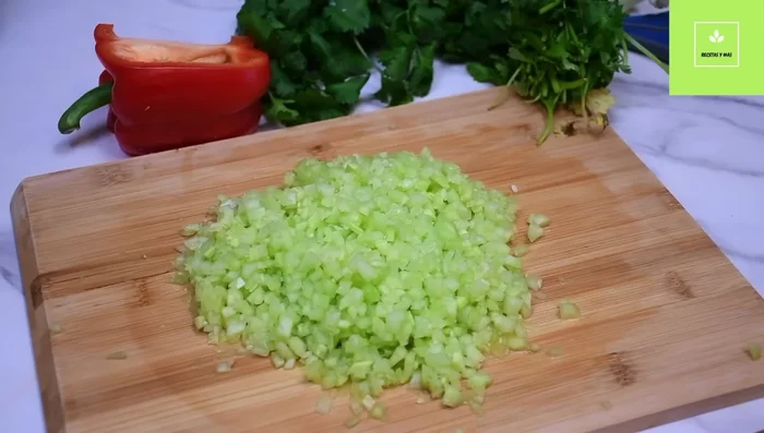 Cortar el pepino en cuadritos pequeños sin cáscara.