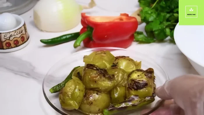 Picar finamente el cilantro.