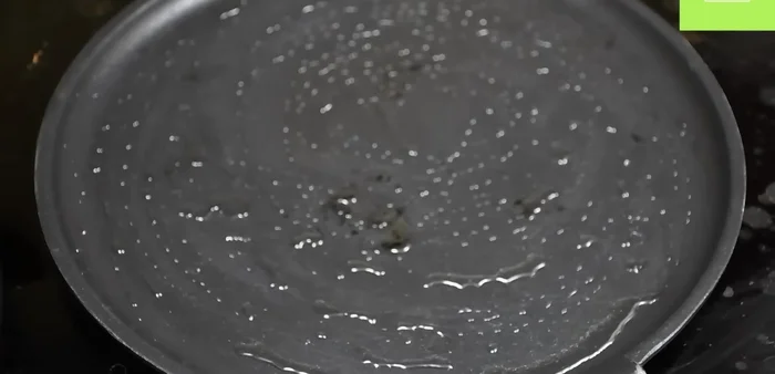 Calienta un poco de aceite en un comal. Cocina las arepas a fuego medio durante 5-7 minutos por cada lado, hasta que estén doradas. (94.64)