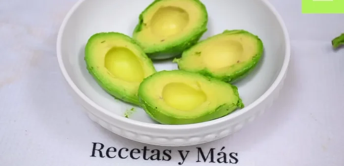 Mientras las arepas se cocinan, prepara el relleno. En una taza, machaca los aguacates con el cilantro, la cebolla, la pimienta negra, la sal y la mayonesa hasta obtener un puré. (133.36)