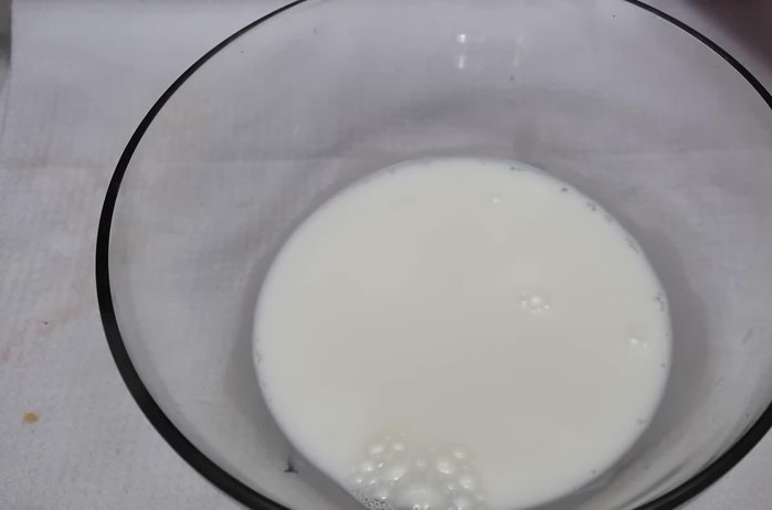 En una taza grande, mezcla la leche tibia, la mantequilla derretida, la sal y el queso mozzarella. Agrega la harina de maíz precocida y amasa bien todos los ingredientes hasta obtener una masa homogénea. (10.48)