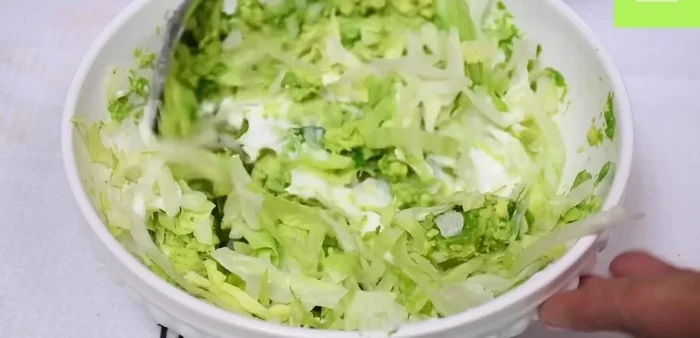 Agrega la lechuga picada al puré de aguacate y mezcla bien. (189.4)