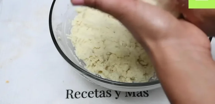 Forma bolitas medianas con la masa y aplástalas en forma de arepas o gorditas, del grosor deseado. (68.36)