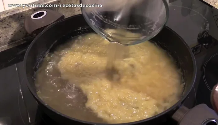 Incorporar el caldo de pollo y dejar hervir a fuego lento durante 20 minutos más con la tapa puesta.