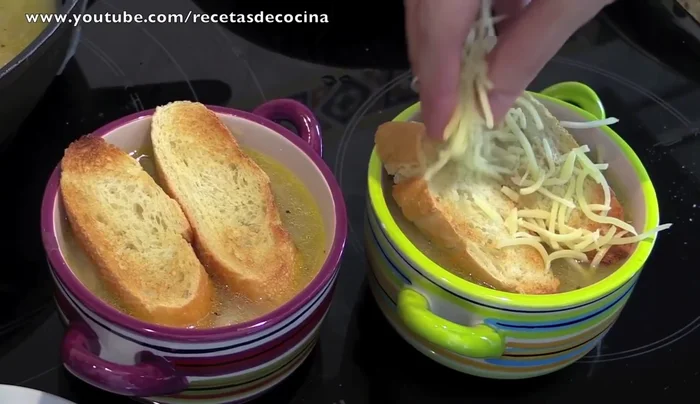 Gratinar: Colocar rebanadas de pan tostado en cuencos, cubrir con queso rallado y gratinar en el horno hasta que el queso se derrita.