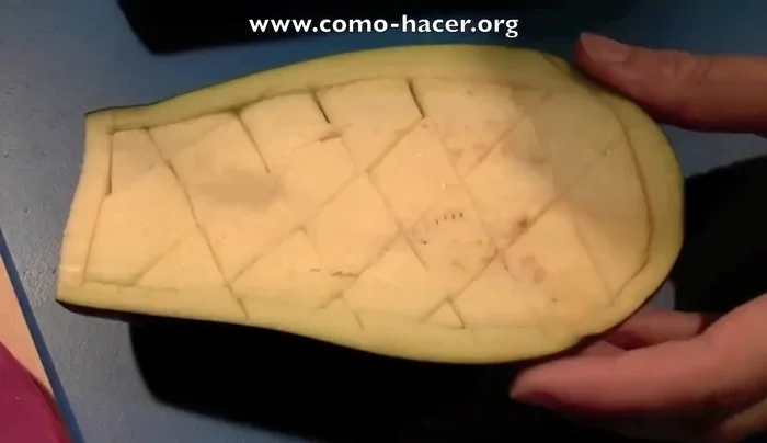 Espolvorear las berenjenas con sal y aceite, hornear a 200 grados durante 30 minutos.