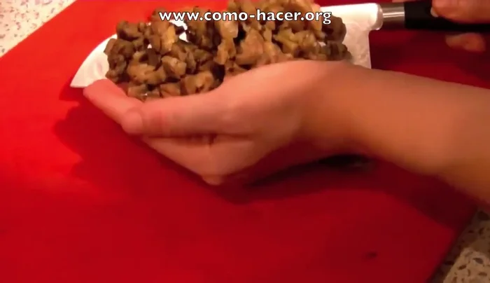 Añadir la carne picada al sofrito de cebolla y zanahoria. Sazonar y cocinar hasta que pierda el color rosado.