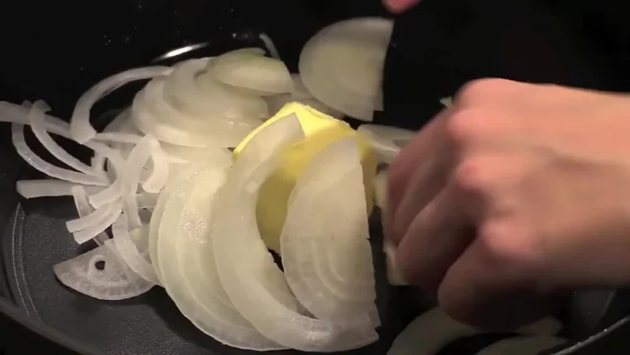 En una cacerola honda, derretir la mantequilla (o aceite de oliva) con las cebollas y el ajo picado. Agregar sal.