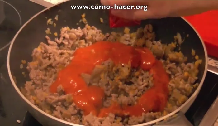 Incorporar el tomate frito y la nata (y nuez moscada). Mezclar bien.