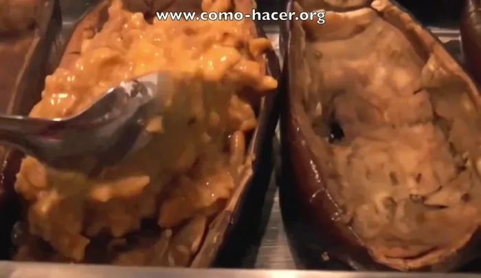 Rellenar las berenjenas con la mezcla de carne. Espolvorear con parmesano y gratinar en el horno hasta que estén doradas.