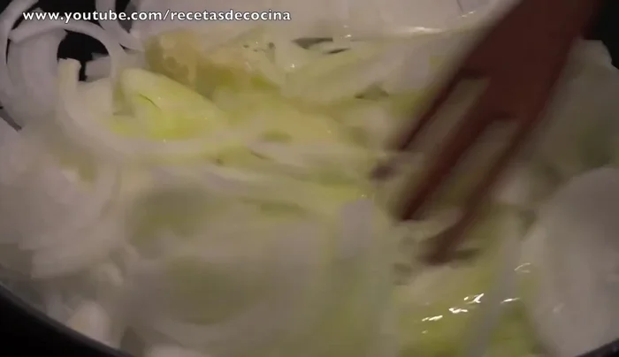 Pochar las cebollas a fuego muy lento durante 20-25 minutos, hasta que estén blandas. Utilizar la tapa para ayudar a que suden.