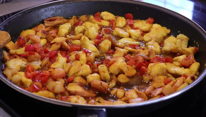 Calentar de nuevo el sofrito. Añadir los fideos y sofreír hasta que se integren bien.
