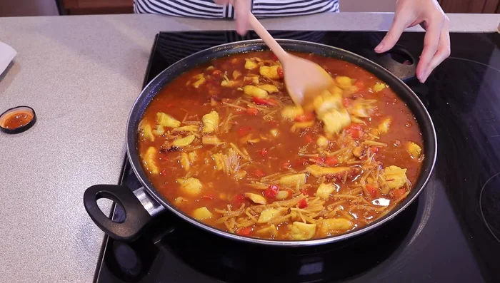 Agregar el fumet de pescado y marisco. Cocinar a fuego medio-alto hasta que el fideo absorba el caldo (aproximadamente 12-15 minutos).
