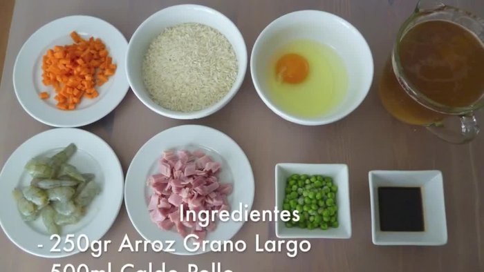 Cocer el arroz: Calentar aceite en un cacito, añadir el arroz y freír hasta que se impregne del aceite. Agregar el caldo, hervir y cocinar a fuego medio durante 18 minutos, tapado con papel de plata.