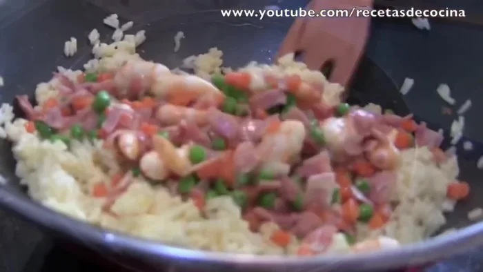 Finalizar el arroz: Incorporar la sal, los ingredientes reservados y la salsa de soja. Mezclar bien.
