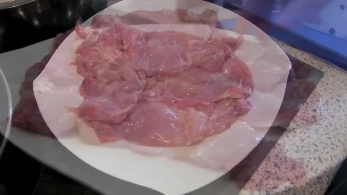 Preparar el pollo: Sazonar los filetes de pollo. Preparar una tempura con harina, sal, pimienta, cerveza y huevo. Rebozar el pollo y freír hasta que esté dorado. Reservar en una bandeja de horno para mantenerlo caliente y crujiente.