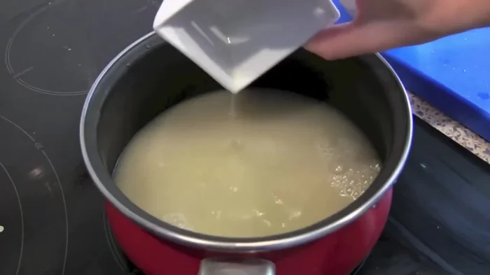 Preparar la salsa de limón: En un cazo, mezclar el caldo de pollo, zumo de limón, salsa de soja, azúcar y maicena disuelta en vinagre. Llevar a ebullición hasta que espese.