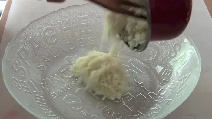 Enfriar el arroz: Una vez cocido, extender el arroz en una fuente amplia para enfriarlo rápidamente. Es ideal dejarlo reposar un día, en nevera.