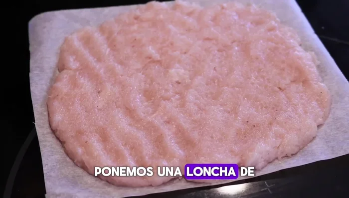 Colocar una loncha de queso y bacon (o el relleno elegido) sobre la mitad de cada círculo de pollo.
