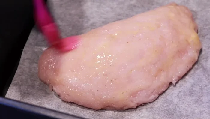 Batir un huevo y pintar las empanadas. Cubrir con queso parmesano. Recortar los excesos de masa para un mejor dorado.