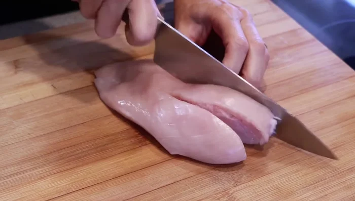 Picar la pechuga de pollo en taquitos pequeños. Puedes usar una picadora o hacerlo manualmente con un cuchillo (aprox. 10 segundos en picadora).