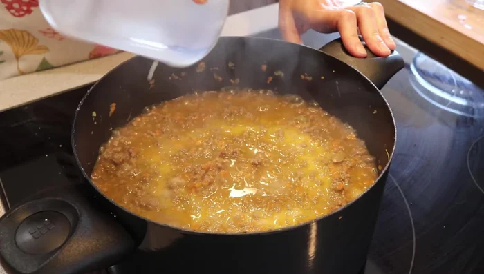 Añadir la leche, nuez moscada y pimienta. Bajar el fuego y dejar hervir 5 minutos para que se integren los sabores.