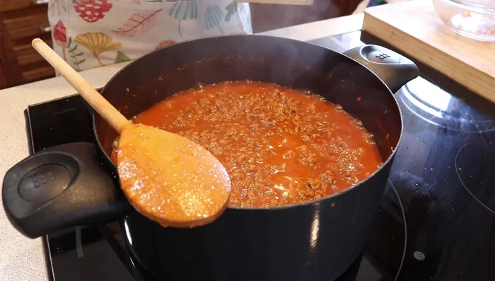 Sazonar al gusto y agregar azúcar (2 cucharadas) para corregir la acidez del tomate.