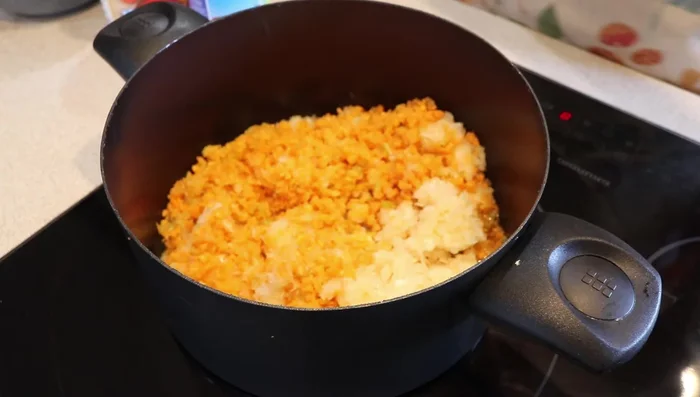 Añadir las verduras picadas (zanahoria, apio y cebolla) y pochar con un poco de sal hasta que estén blandas.