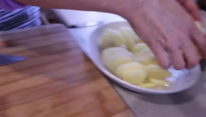 Colocar las láminas de patata en una fuente, intentando mantener el orden del corte.